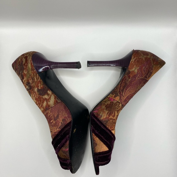 Nine West velvet & brocade heels. Burgundy & gold w/ bronze buckle. Size 7. - Picture 6 of 12